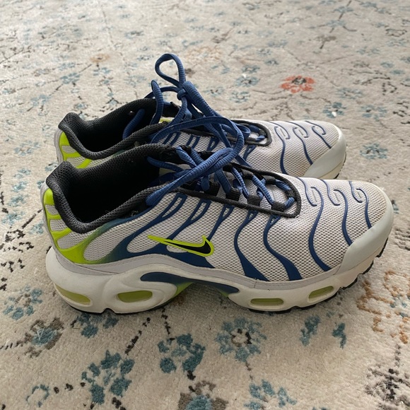 Nike shoes - Picture 2 of 3